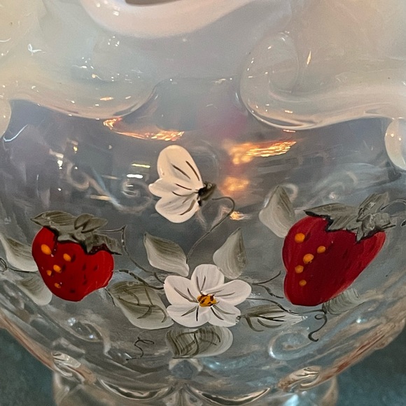Vintage Fenton Hand Painted Strawberries Ruffled Small Vase - Picture 3 of 6